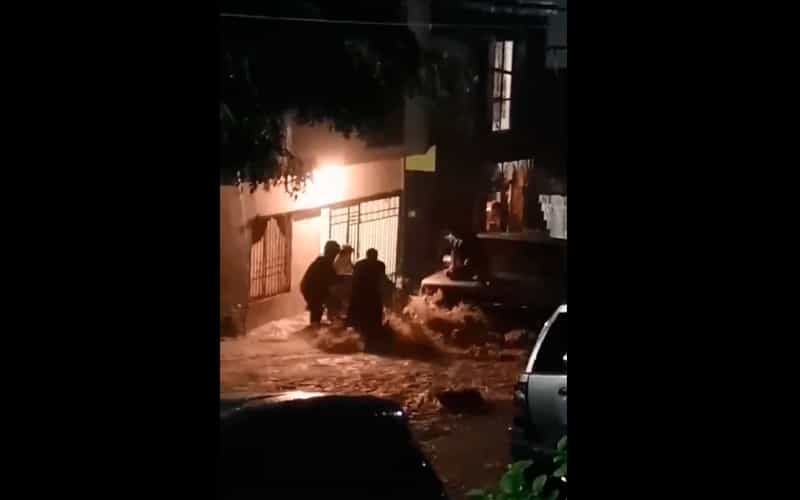 Vecinos exponen su vida para ayudar a abuelitos en plena tormenta 'Hanna'