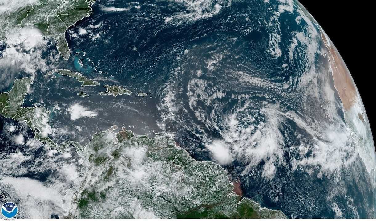 EUA monitorea evolución de sistema de baja presión que sería la tormenta 'Isaías'