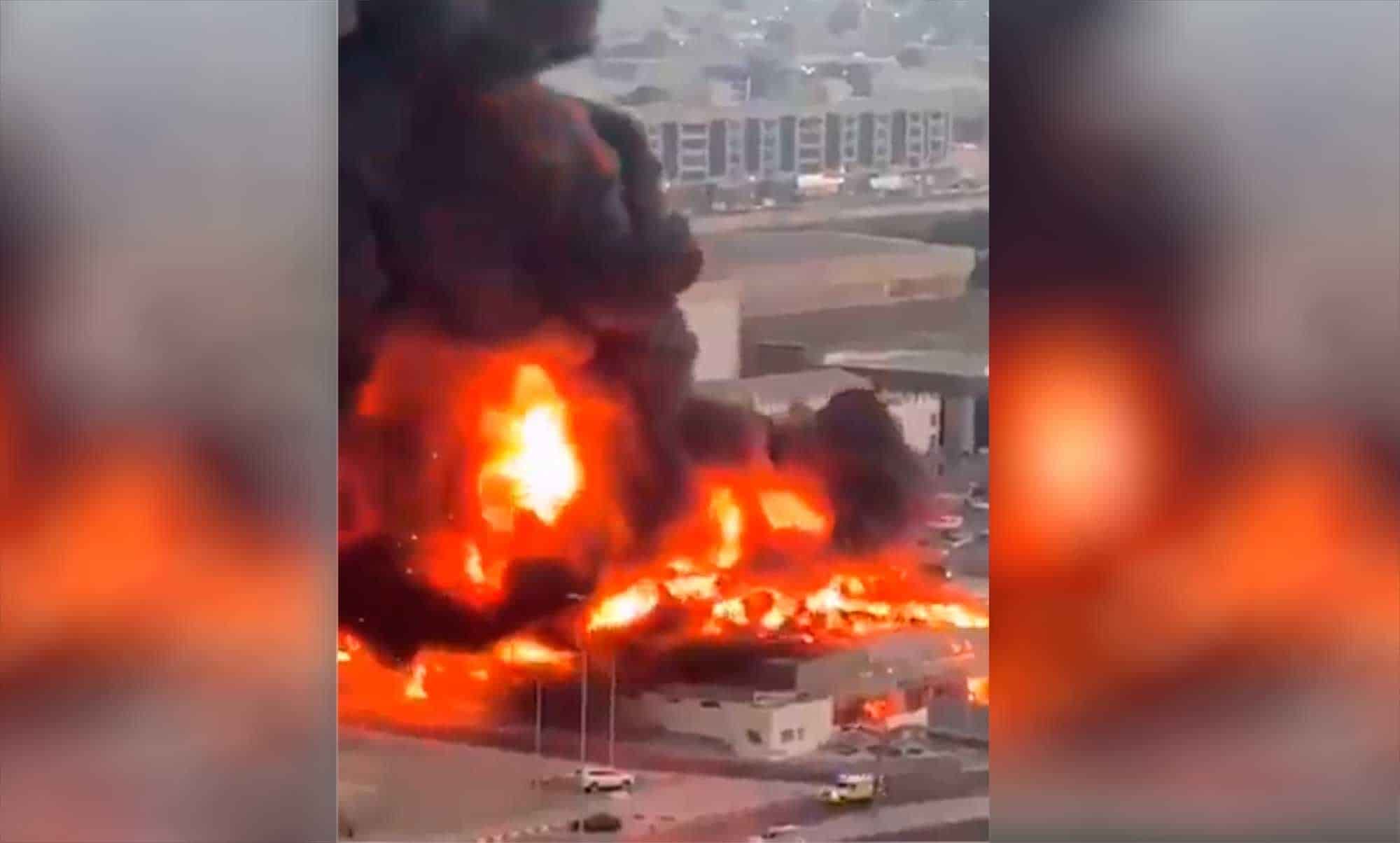 Voráz incendio en un mercado de Ajmán de los Emiratos Árabes Unidos