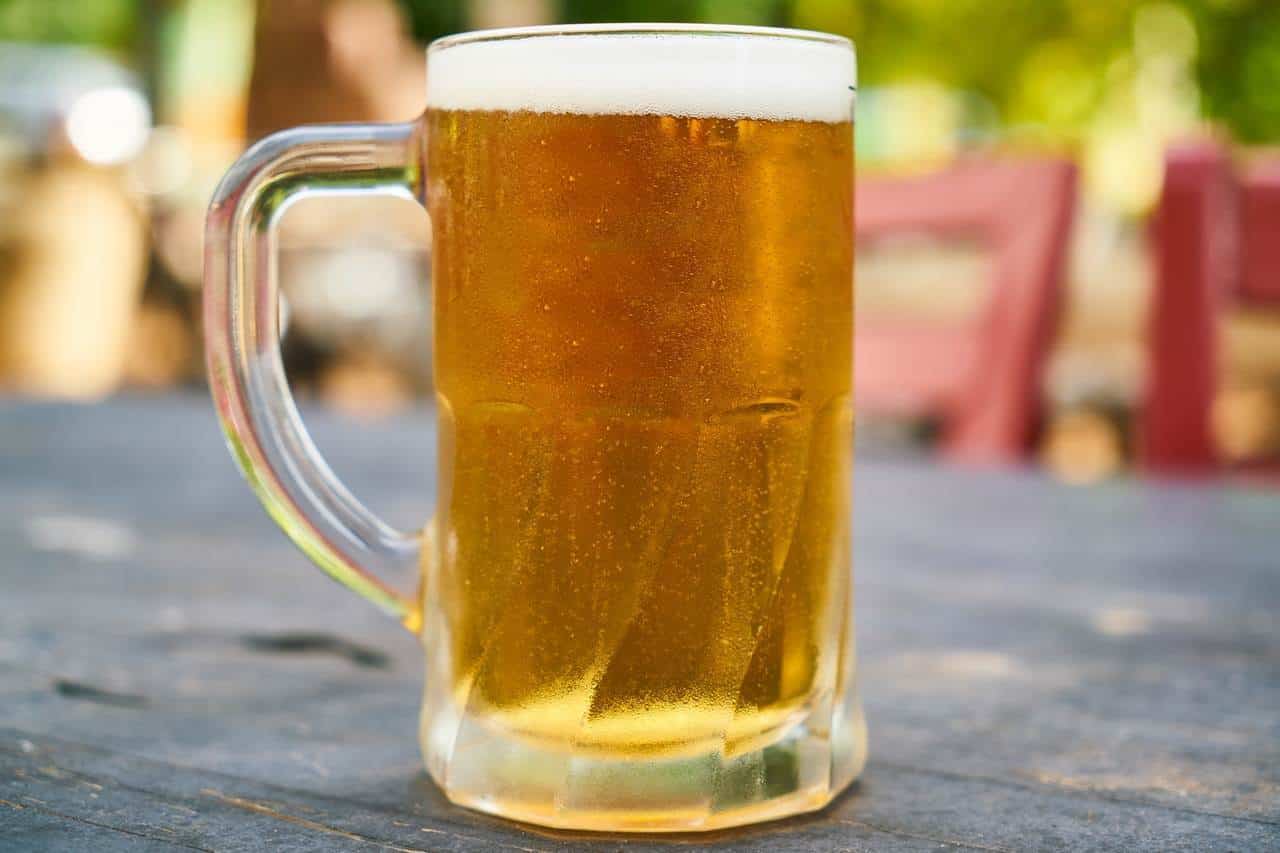 Sale  'más bara” la cheve en casa