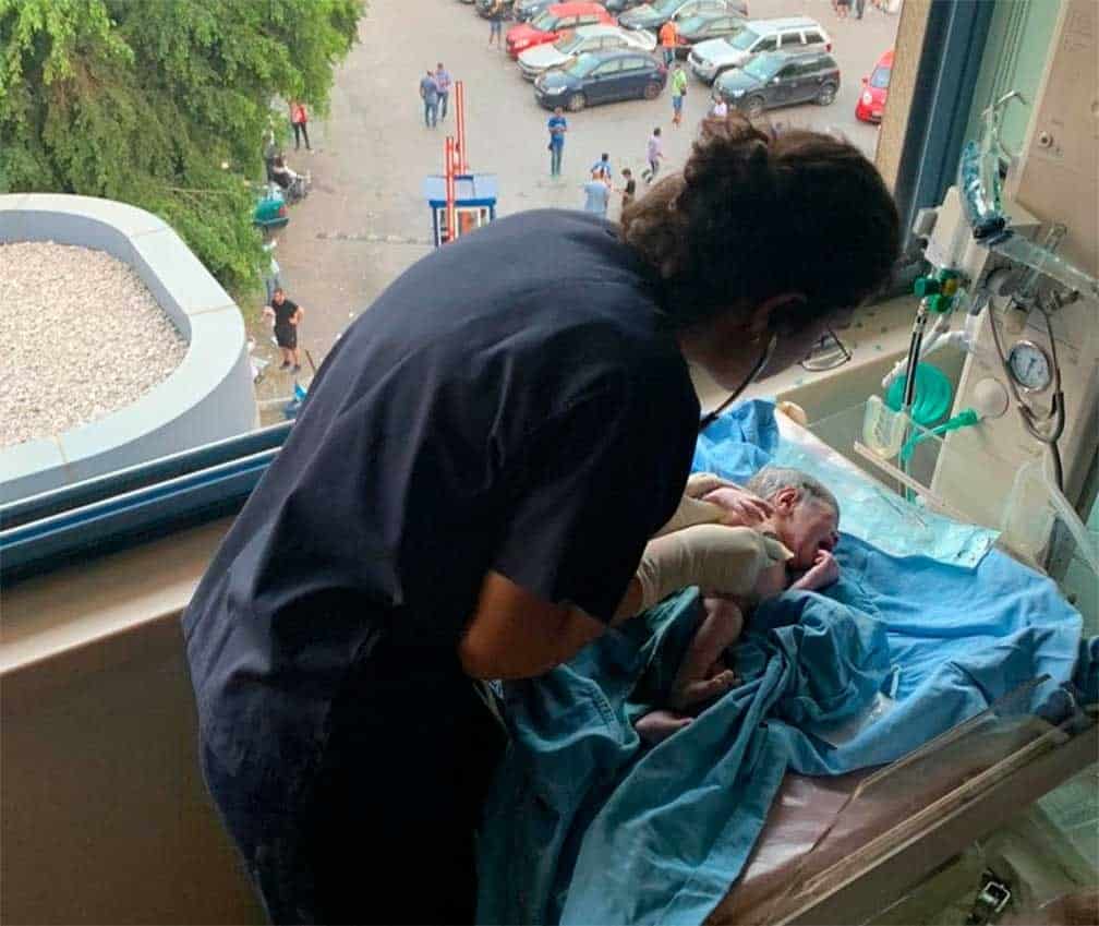 ¡Impactante! Así fue el nacimiento de un bebé en medio de la explosión en Beirut