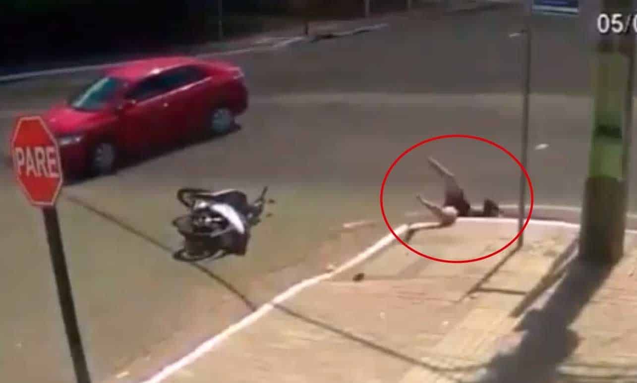 ¡Impresionante! Motociclista cae a una alcantarilla tras chocar con un vehículo