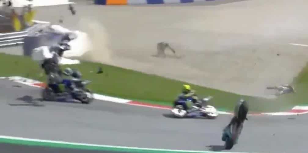 ¡Se salvan de milagro! Terrible accidente en el Moto GP