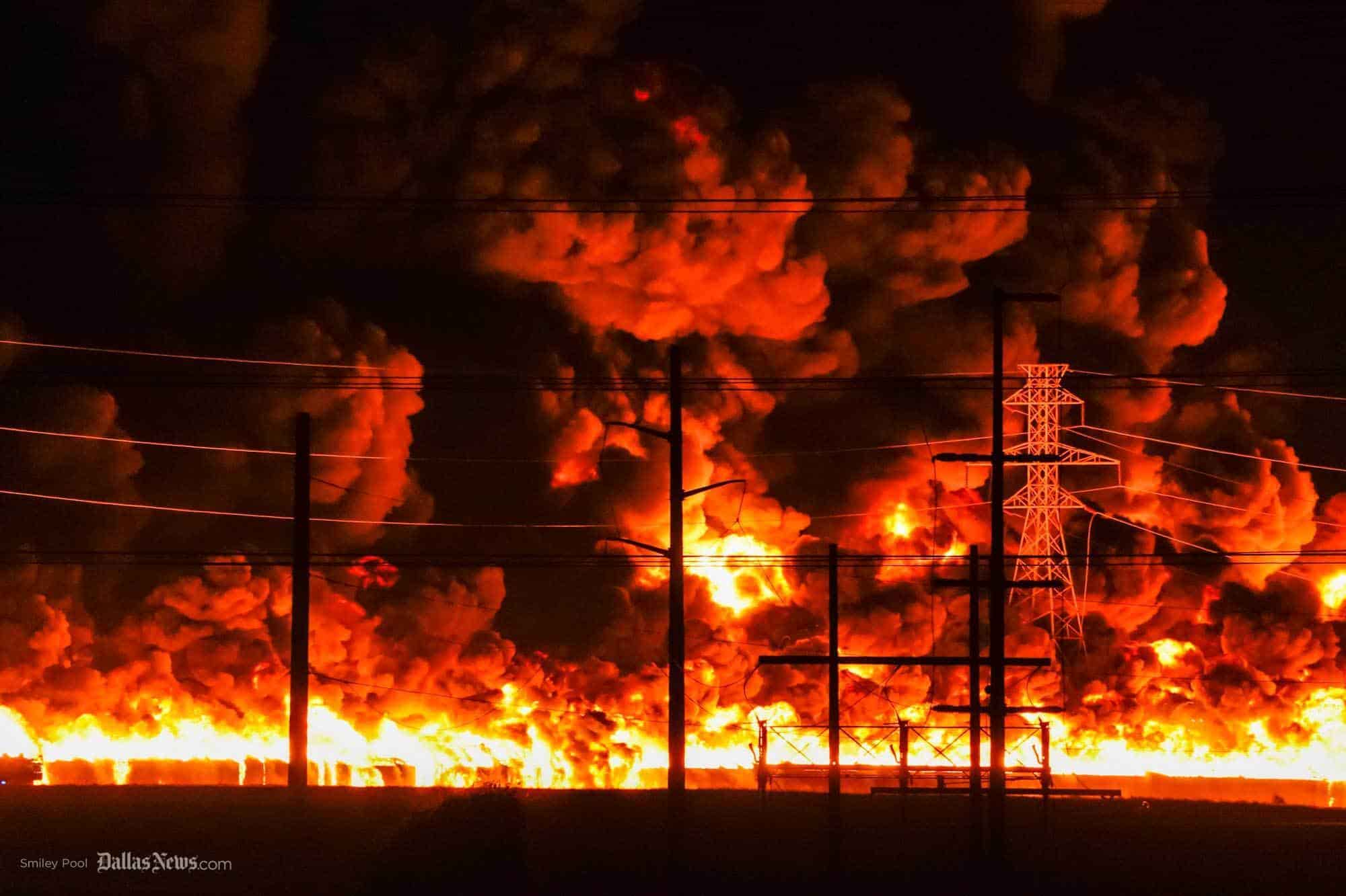 Voráz incendio se desata en planta industrial de Dallas, Texas