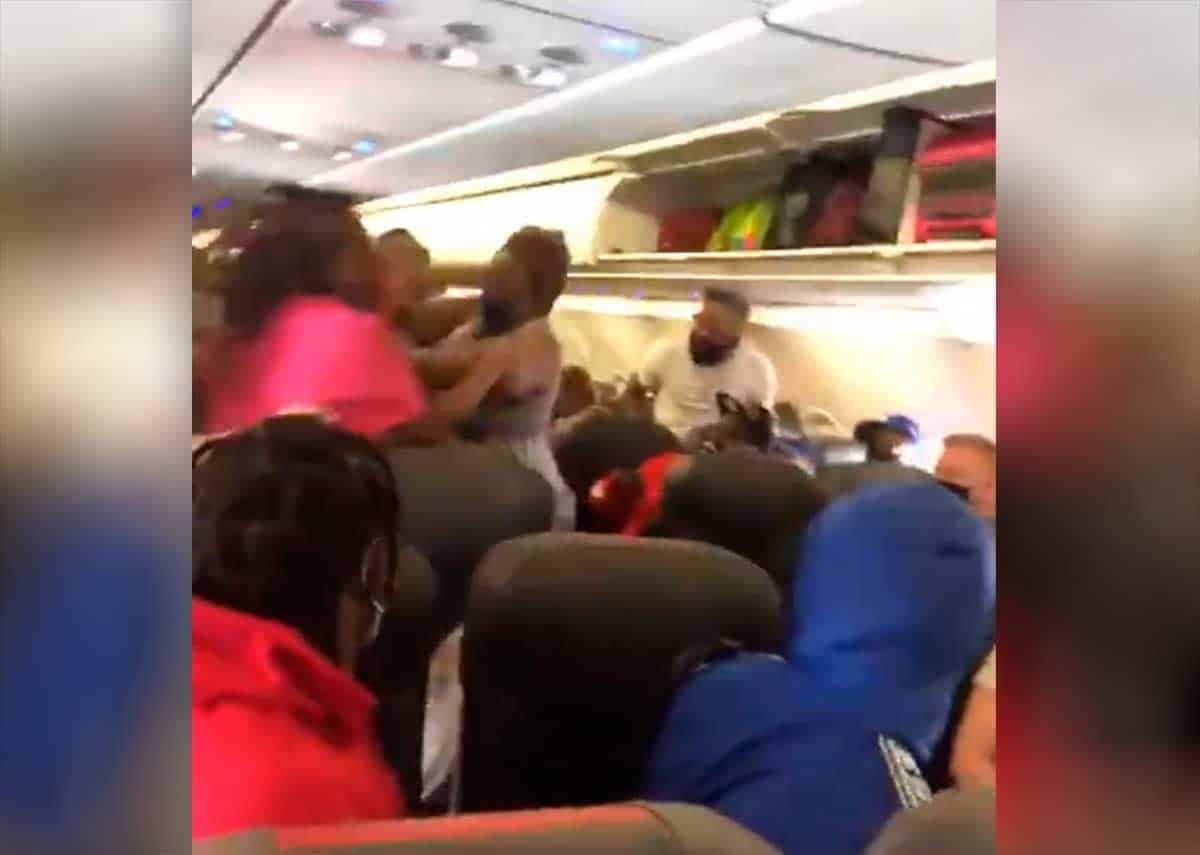 Mujeres se olvidan de la sana distancia y se agarran a golpes en vuelo de American Airlines