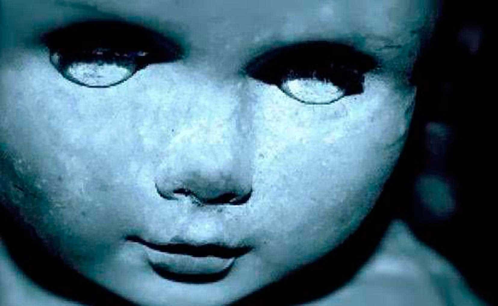 ¡Aterrador! Madre graba a presunto fantasma observando a su bebé mientras dormía