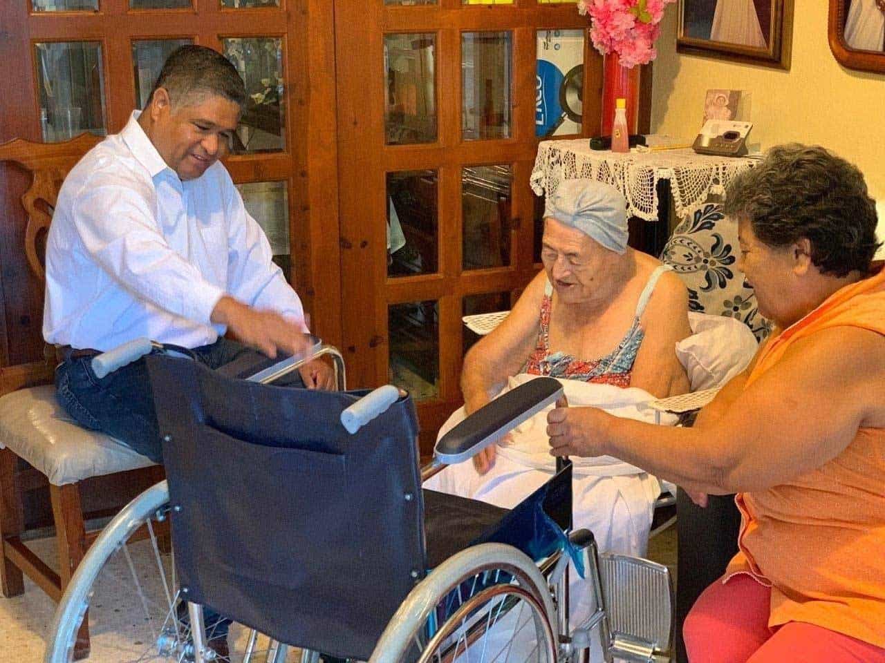Entrega Senador más de 100 sillas de ruedas y aparatos ortopédicos a abuelitos