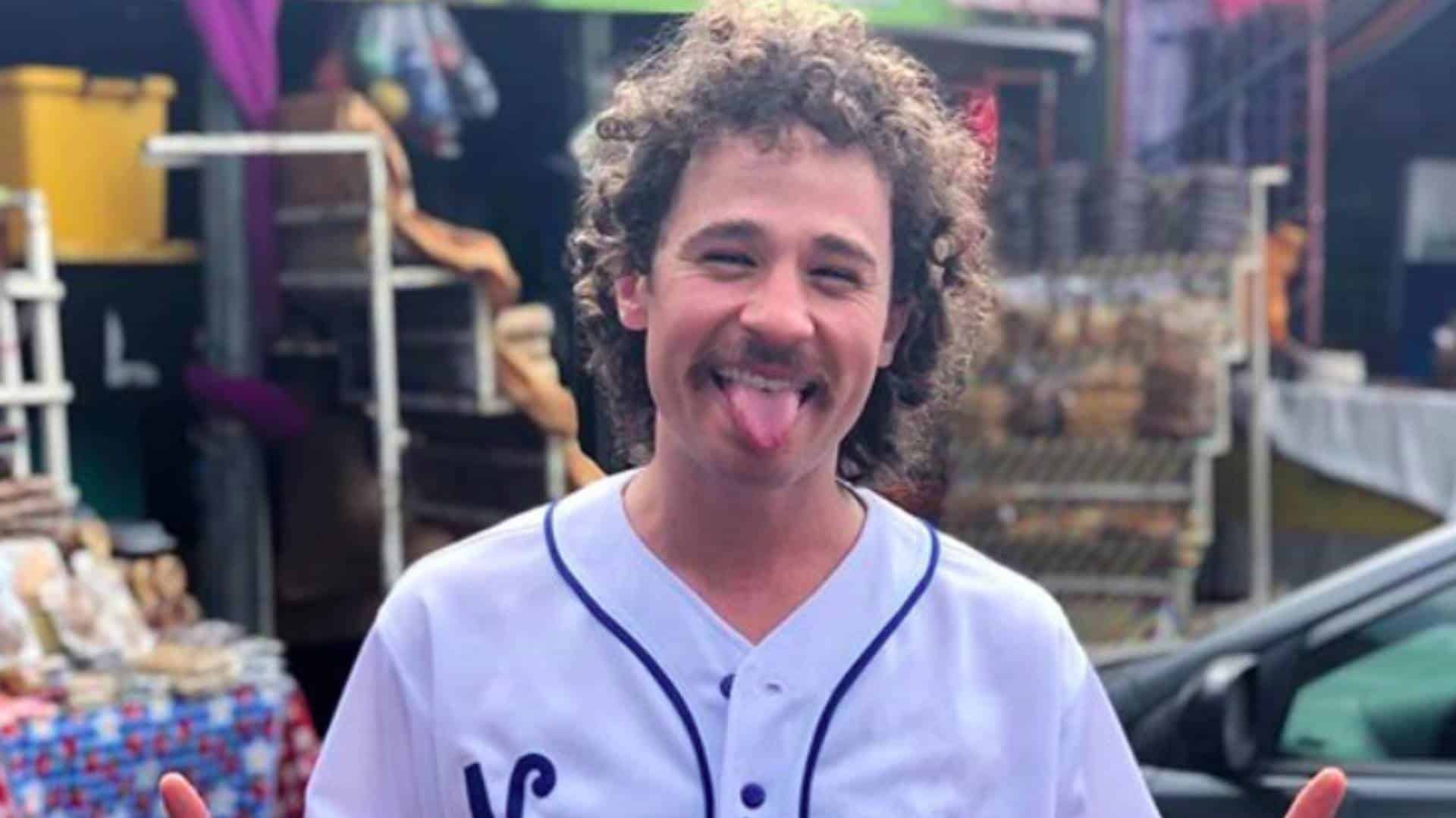 Tunden a Luisito Comunica por publicar polémica fotografía; responde