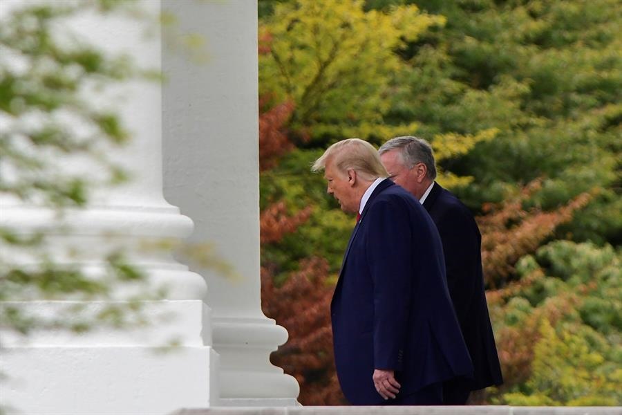Trump llama tonto y estúpido al alcalde demócrata de Kenosha antes de viajar