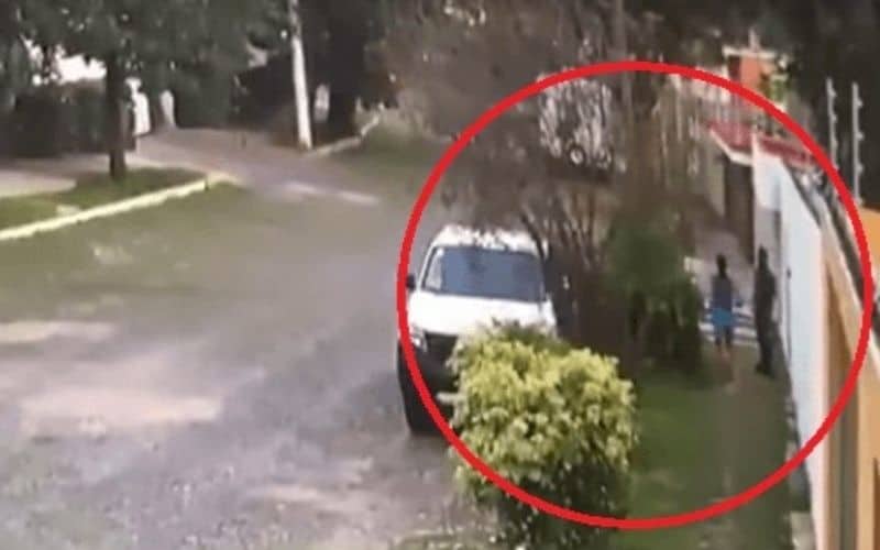 ¡Repugnante! Graban a sujeto que eyaculó sobre mujer que iba corriendo
