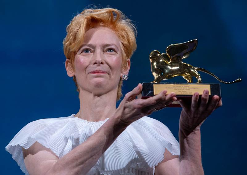 Aplauden trayectoria de Tilda Swinton en Venecia