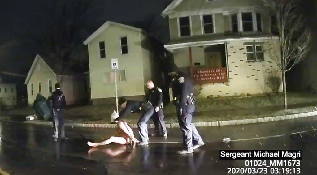 ¡Impactante! Revelan video donde hombre muerto de asfixia había sido encapuchado por policías