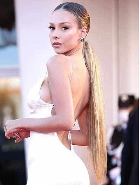 Seduce Ester Expósito con su look en Festival de Venecia