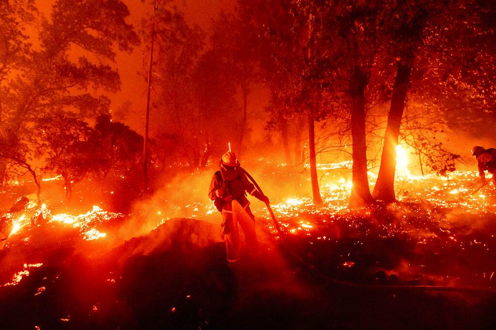 California en llamas; el viento arrecia y la luz se apaga