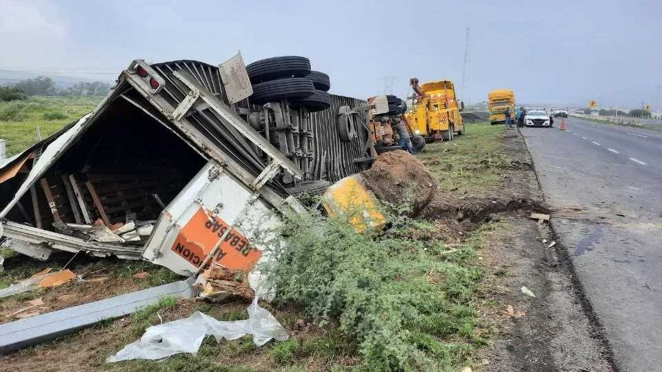Se accidenta trailero que transportaba elotes en la Monterrey - Saltillo