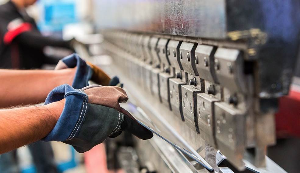 Industria regia se recupera en agosto... pero le sigue 'pegando' debilidad en la economía