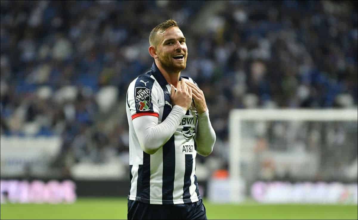 Captan a Vincent Janssen conviviendo en un restaurante de San Pedro y afición reacciona