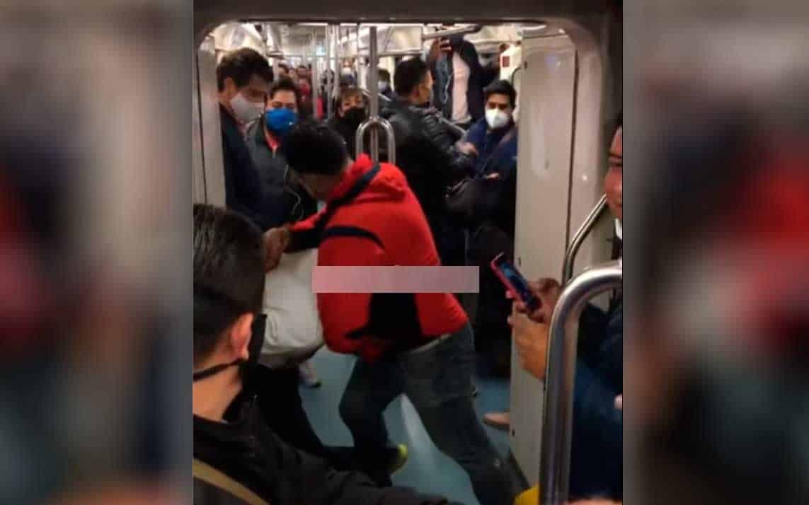 Pasajero del Metro sorprende a ladrón con una 'llave china' y frustra asalto en CDMX