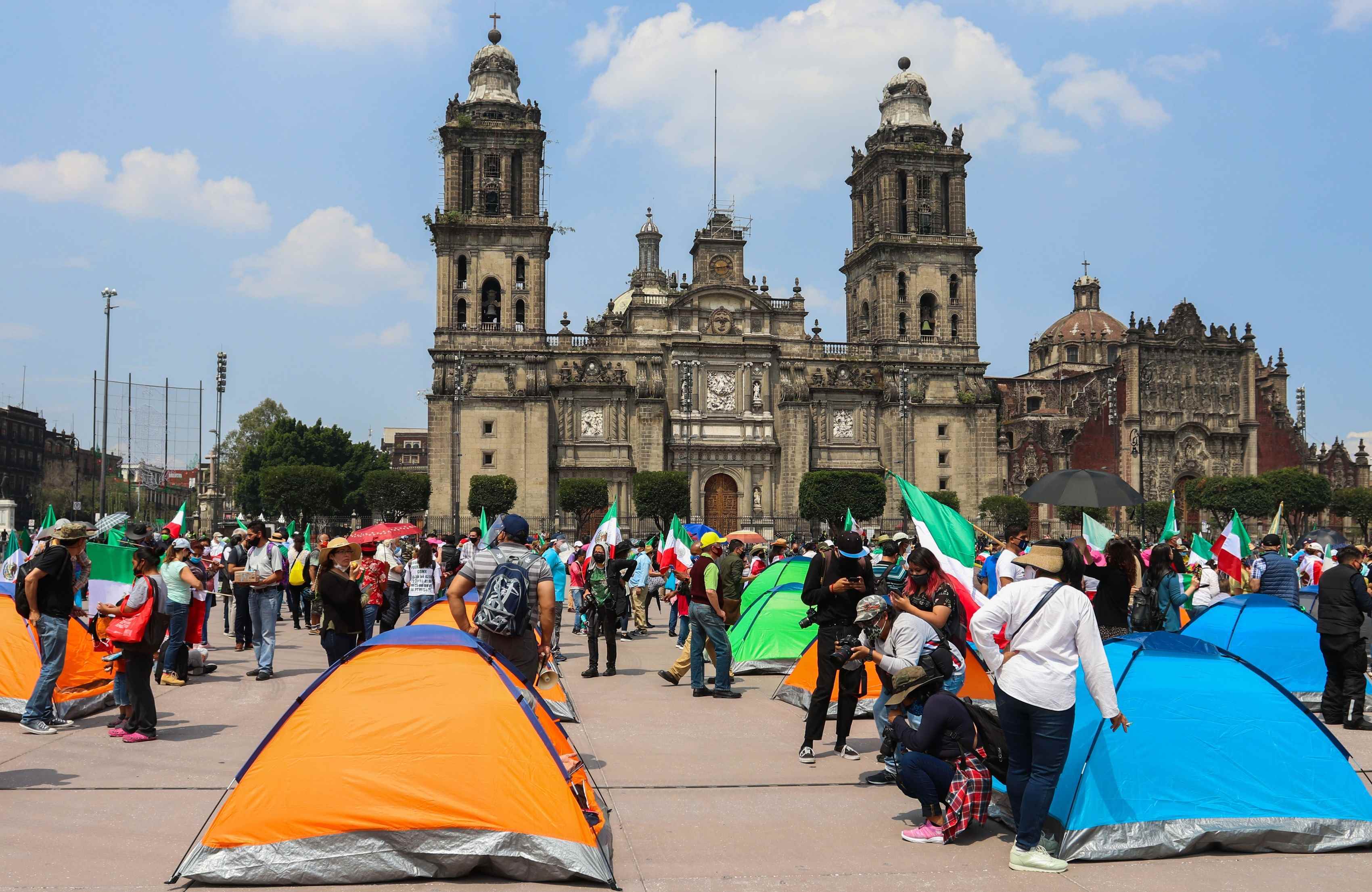 Opositores a López Obrador consiguen acampar en el Zócalo