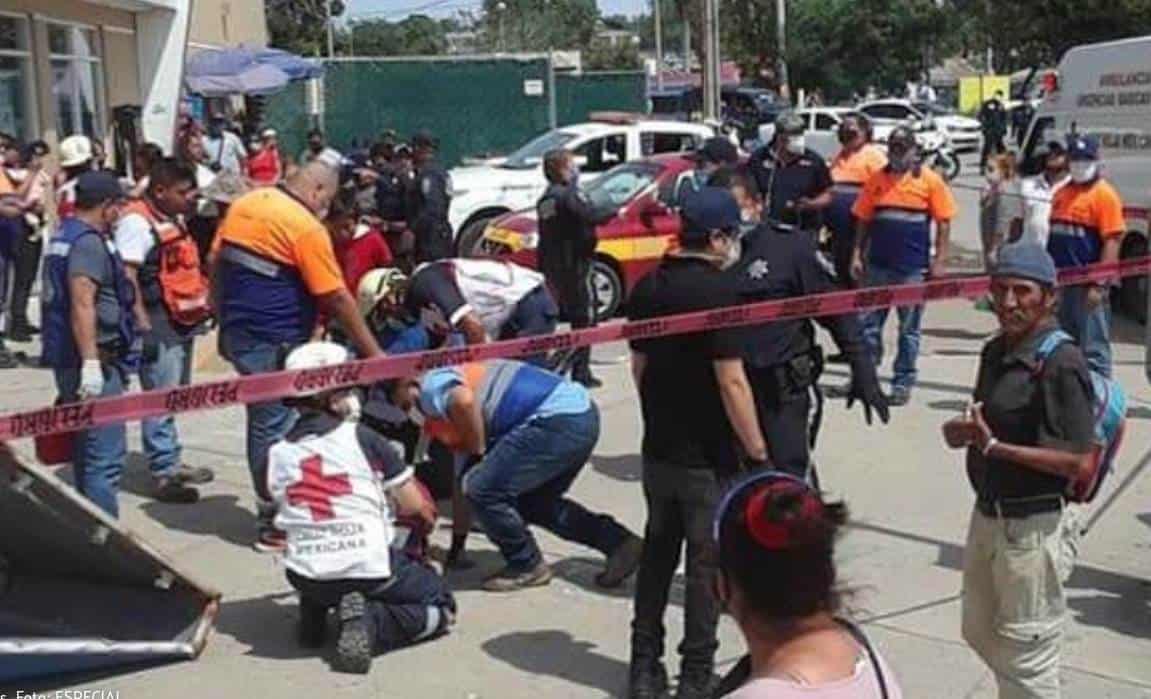 Cae letrero de lámina y aplasta a una familia