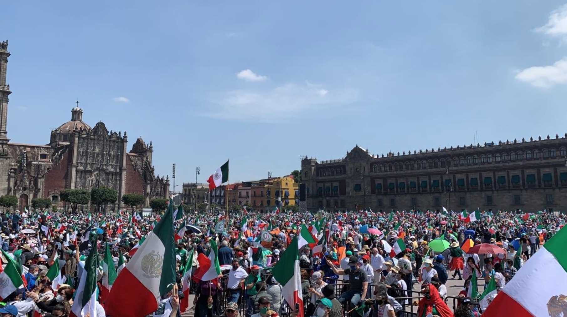 Opositores a López Obrador extienden protesta a todo el Zócalo de México