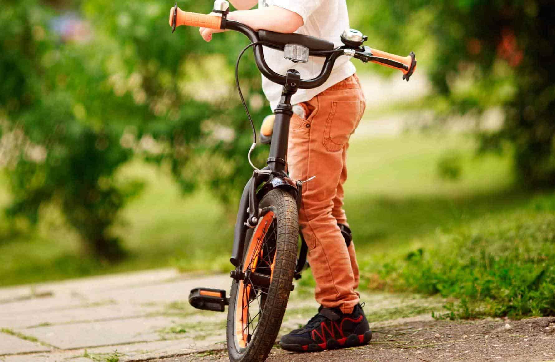 Niño de siete años conmueve al dueño de un vehículo tras rayarlo con su bicicleta