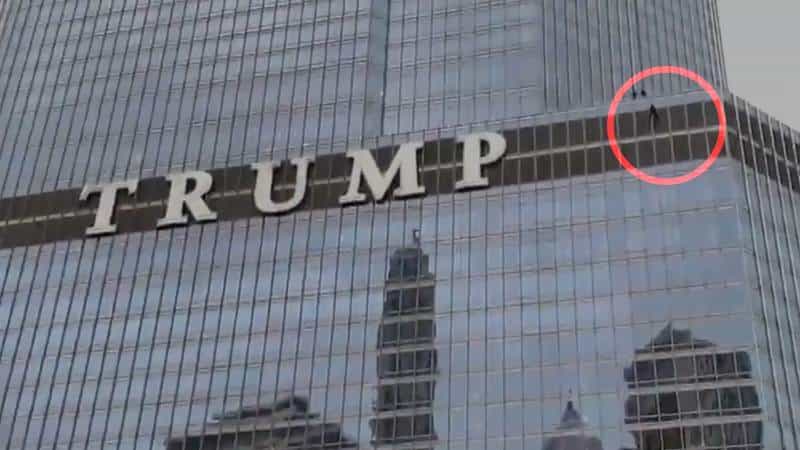 Manifestante se cuelga de Torre Trump para exigir hablar con el presidente de EUA