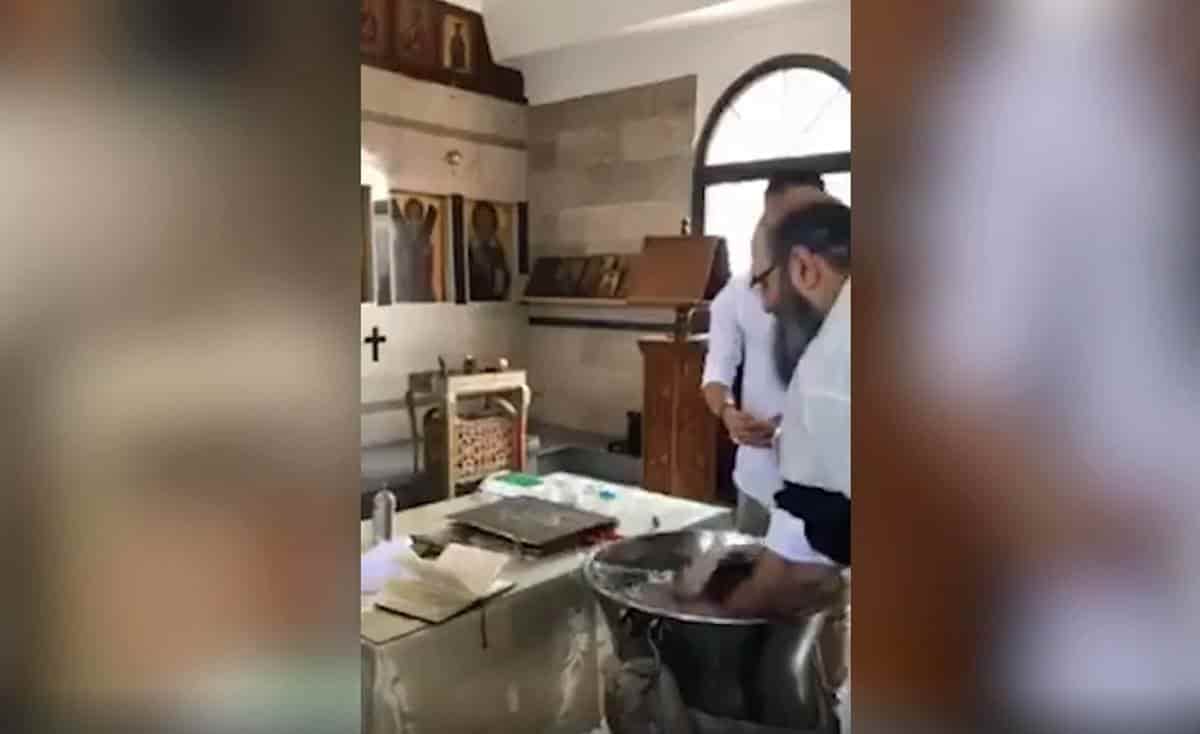 Graban maltrato a bebé durante un brusco bautismo por parte de sacerdote en Chipre