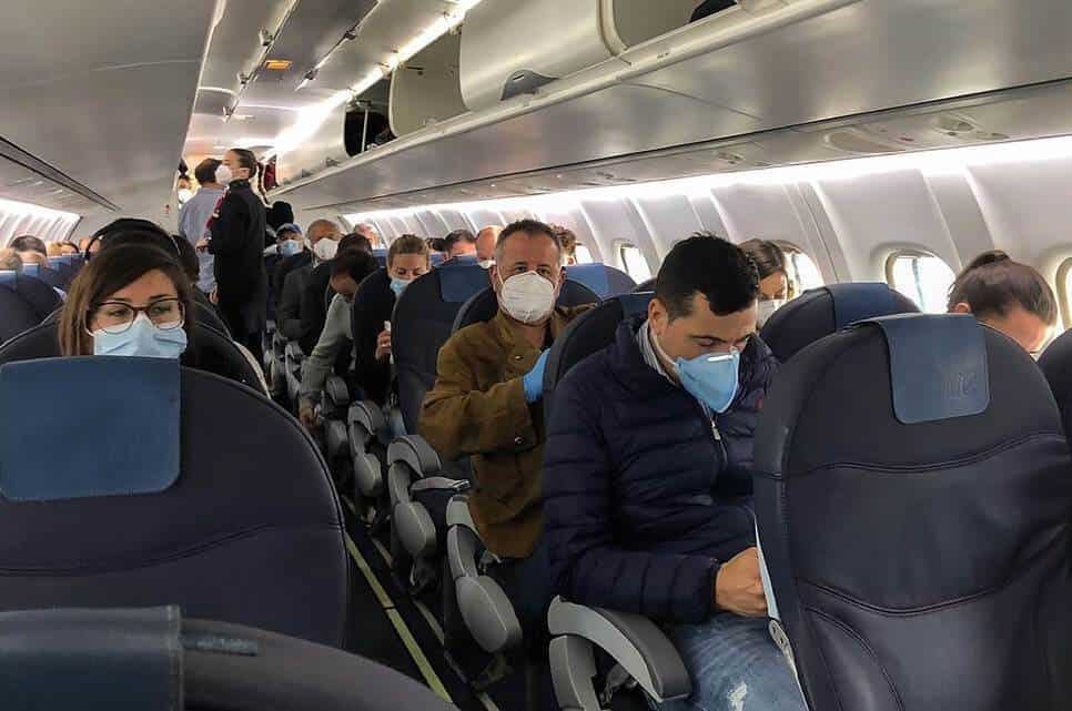 Pasajera murió a bordo de un avión a causa de Covid-19