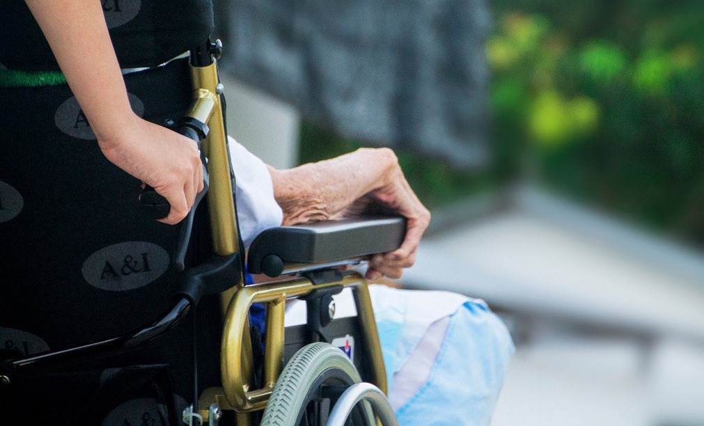 Mujer lleva un cadáver al banco; lo hace pasar por vivo para cobrar pensión