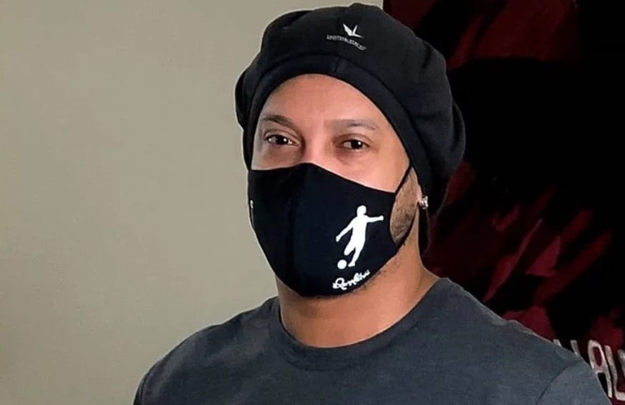 Ronaldinho informa que tiene Covid-19 