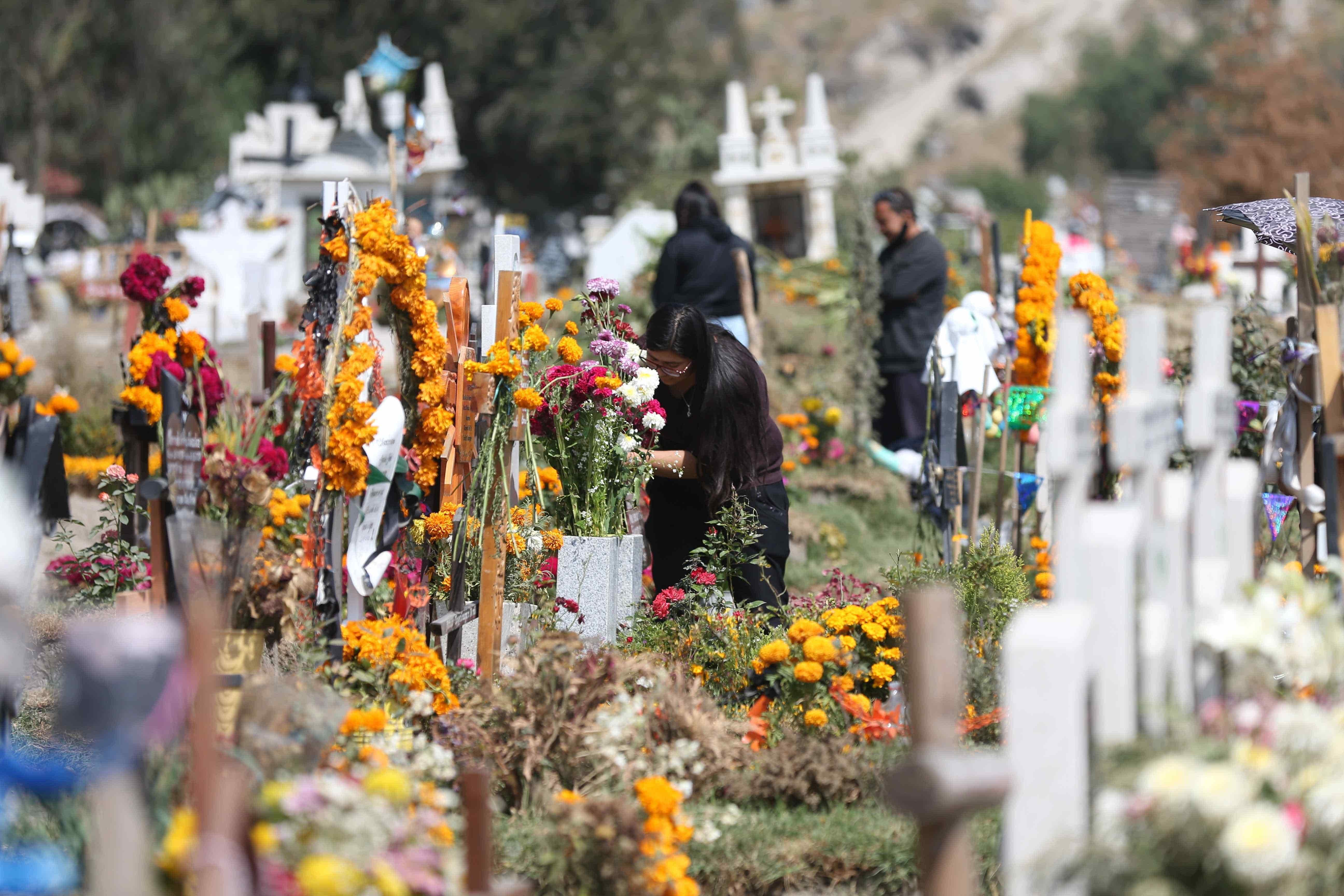 Mexicanos apuran últimas horas antes del cierre de cementerios