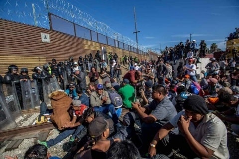 Migrantes queman figura de Trump para denunciar abusos en Tijuana