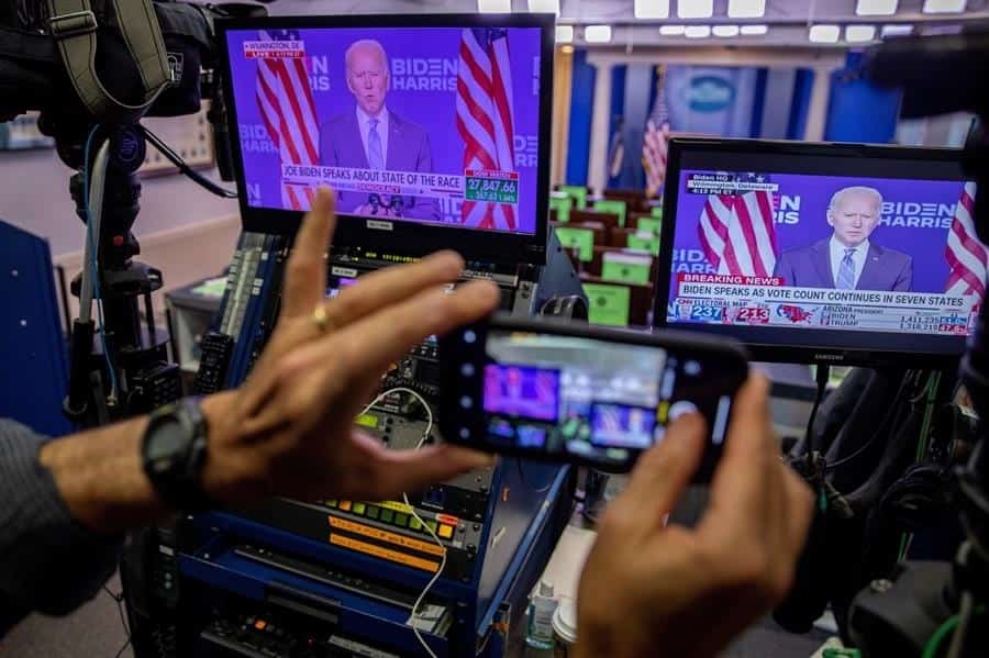 Biden roza la victoria mientras Trump desafía el escrutinio en tres estados