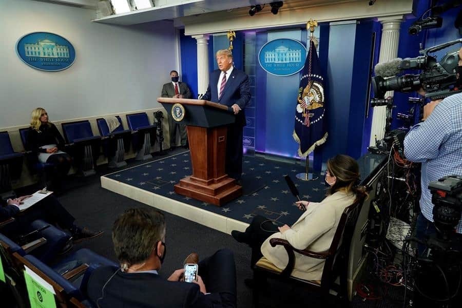 Televisoras más importantes de EUA cortan y desmienten a Trump