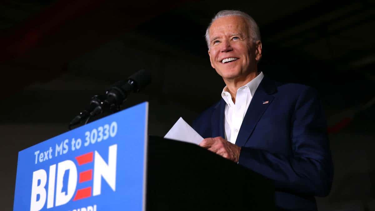 Simpatizantes de Joe Biden desafían frío para escuchar discurso