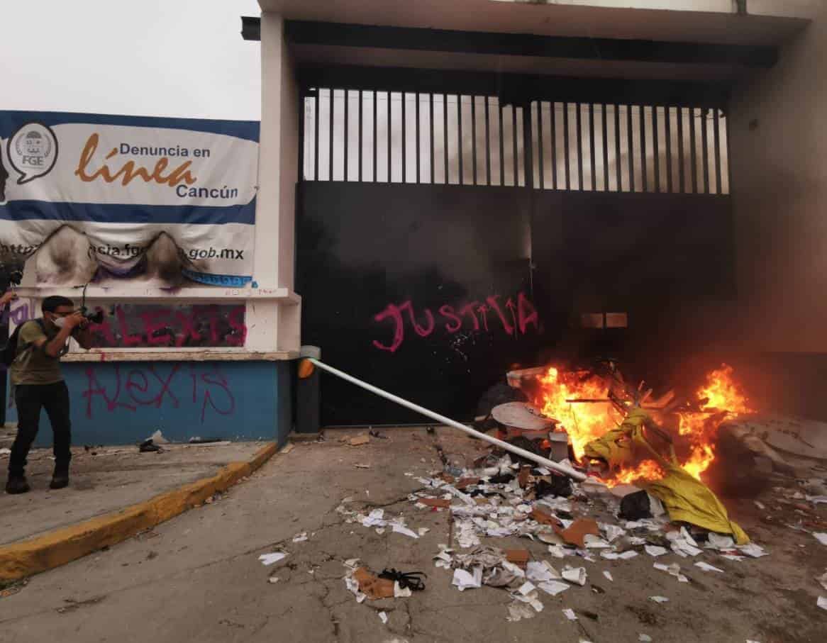 Queman Fiscalía de Cancún en protesta por Alexis, joven asesinada
