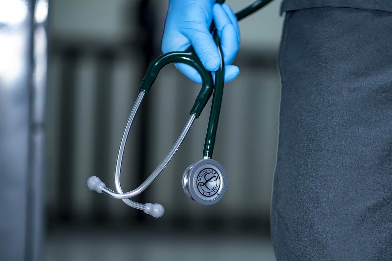 Ahora amaga con sanción a médicos de farmacias y consultorios comerciales