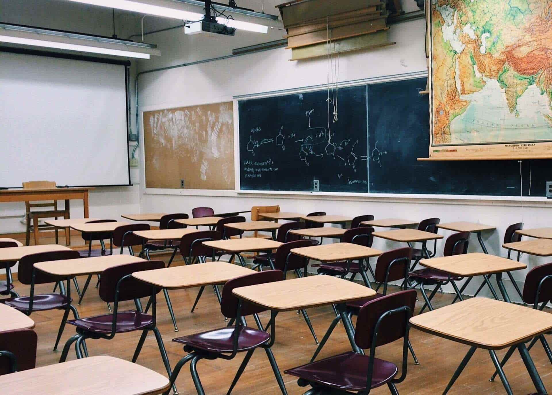 Defiende la OMS mantener abiertas escuelas y cree evitables los confinamientos