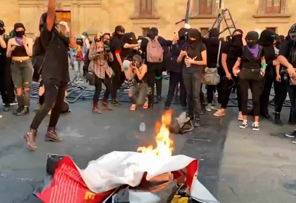 Reportan vandalismo durante marcha feminista en CDMX