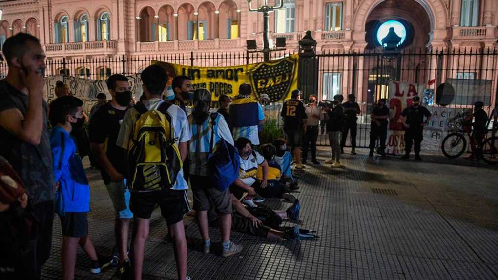 Argentinos acampan afuera de la Casa Rosada para decirle adiós a Maradona