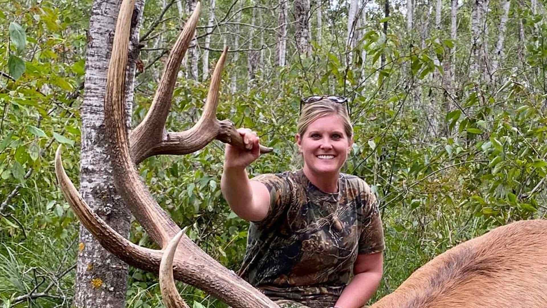 Cazadora rompe récord estatal en Minnesota tras matar a descomunal ejemplar de alce toro gigante