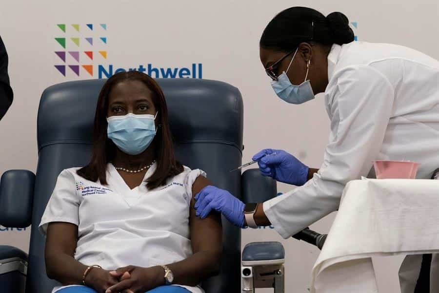 Una enfermera de Queens, la primera neoyorquina en recibir la vacuna Pfizer