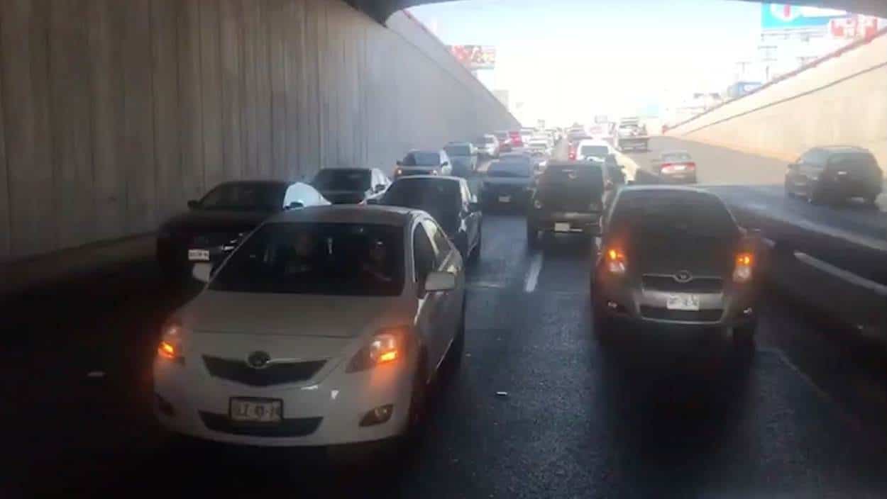 Maestros colapsan vialidades en Monterrey en protesta para exigir pago completo de aguinaldo