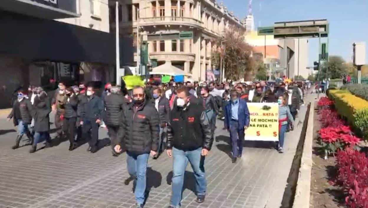 Contingente de maestros marcha por calles del Primer Cuadro