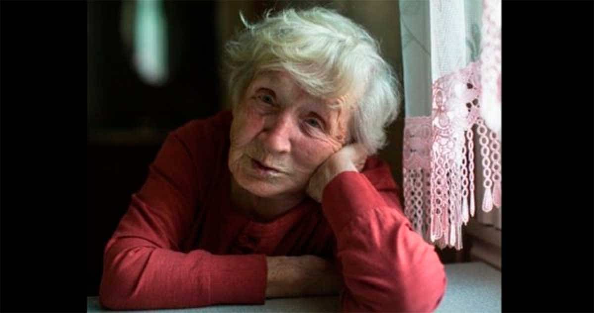 Conmueve abuelita que busca familia para pasar Navidad; promete llevar regalos