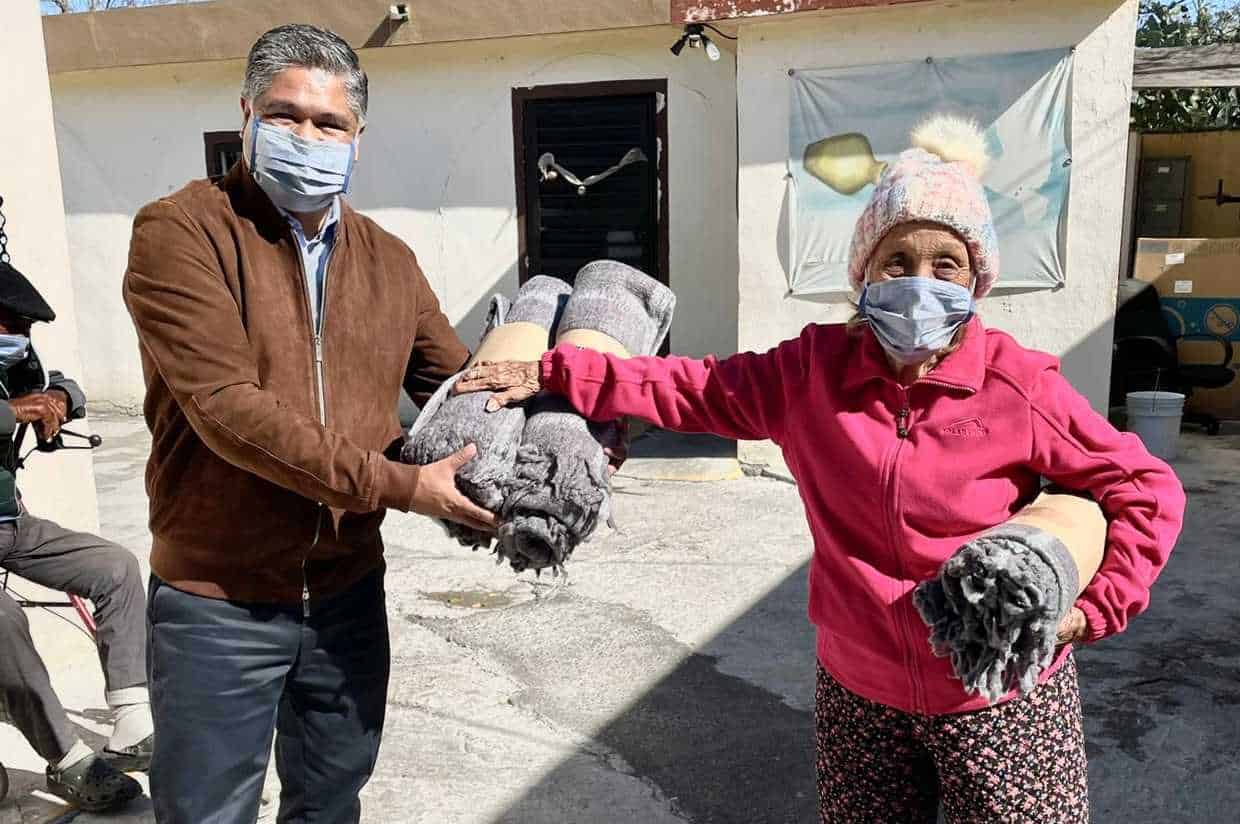 Lleva Víctor Fuentes Solís cobertores a abuelitos de casa hogar