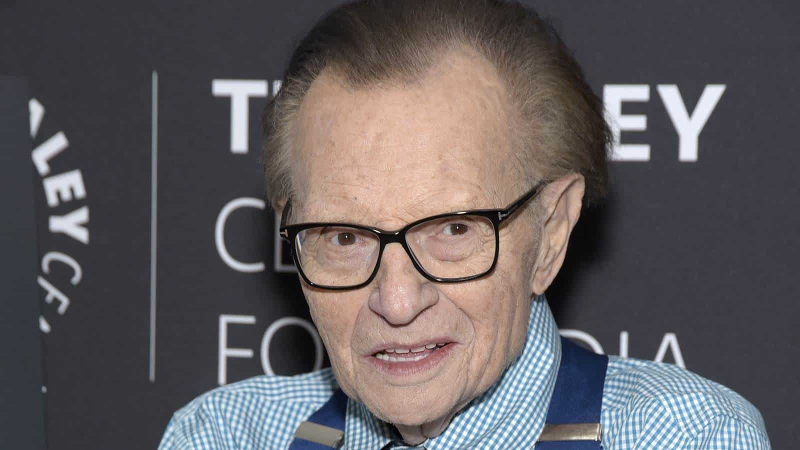 El expresentador Larry King hospitalizado por COVID-19