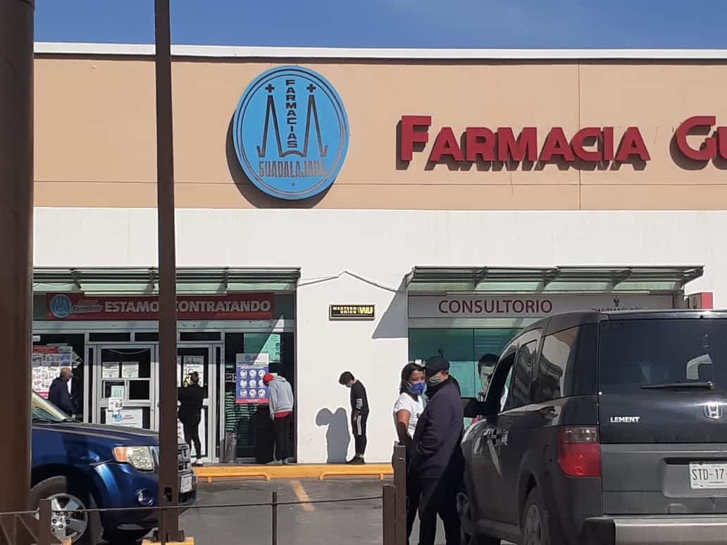 Ante cierres de tiendas, regios ¡saturan farmacias!