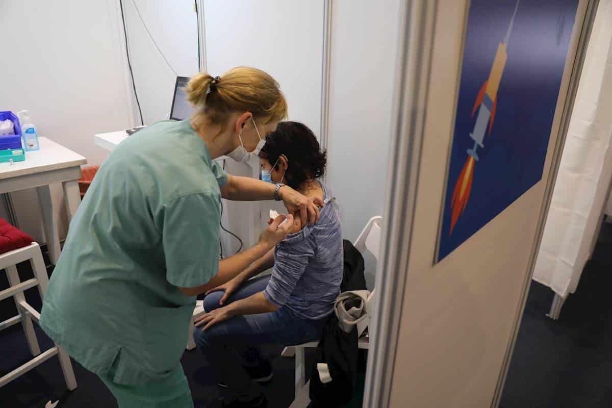 Piden indagar convulsiones por vacuna